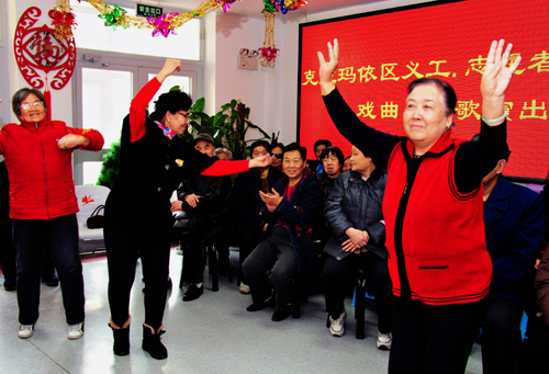 老义工为油城老人献爱心