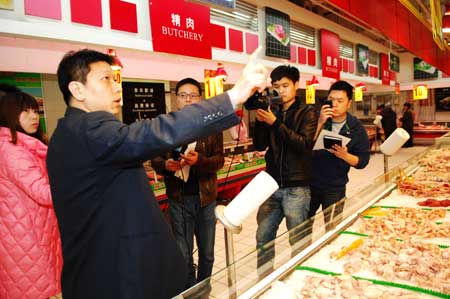 郑州家乐福店回应媒体称：当事人做出停职处理