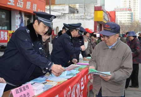 奎屯民警走上街头开展“四防”宣传活动。