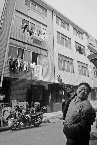 市民晒被子飘下红票子天降“钱雨”惊呆众居民图