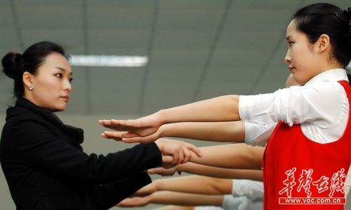 云南航空湖南招空乘 美女帅哥云集