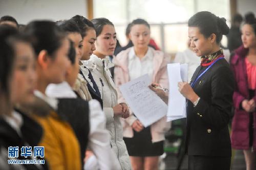 云南航空湖南招空乘 美女帅哥云集