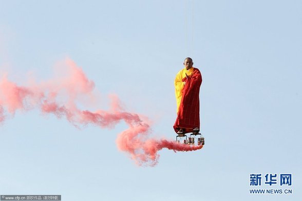 巴黎：中国行为艺术家上演“悬空”真人秀