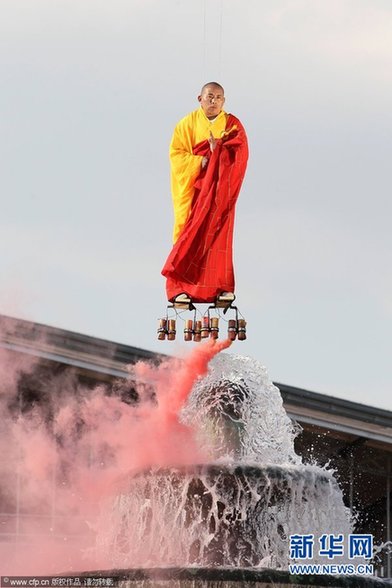 巴黎：中国行为艺术家上演“悬空”真人秀