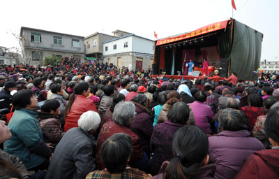 合肥瑶海：送大戏 村民乐
