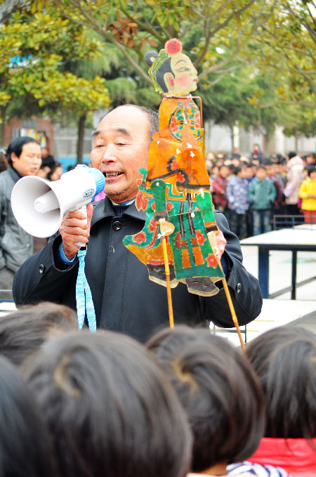 郑州大学赛扶团队感受罗山皮影文化魅力
