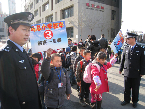校园警察全面执勤 确保中小学生安全