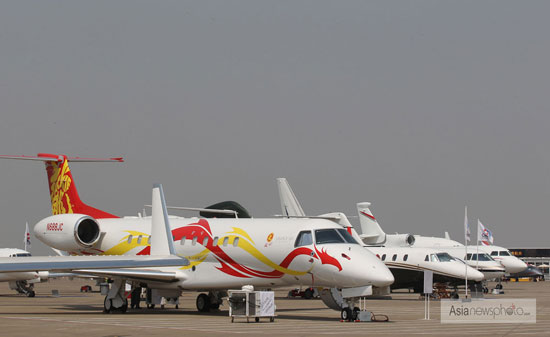成龙私人飞机亮相2012亚洲公务航空展 价值2亿人民币