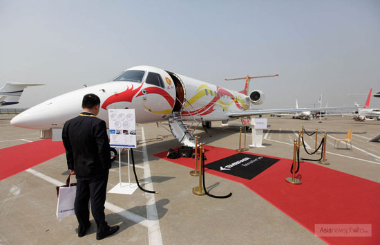 成龙私人飞机亮相2012亚洲公务航空展 价值2亿人民币