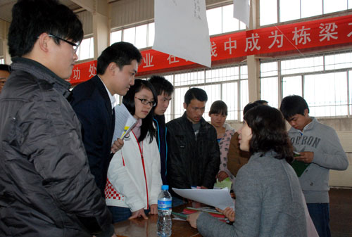 石河子大学招聘会举行 千余个岗位供毕业生选择