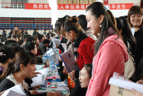 石河子大学招聘会举行 千余个岗位供毕业生选择