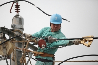 临泉电力部门迁移线杆助力公路建设