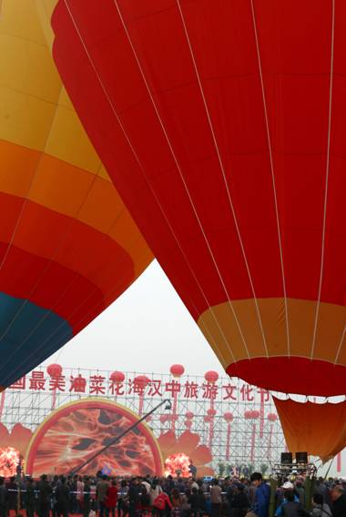 “风过菜花香”：2012•中国最美油菜花海汉中旅游文化节开幕
