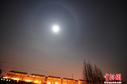 扬州夜空现罕见“月晕”奇观