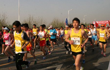 2012中国郑开国际马拉松今日开跑