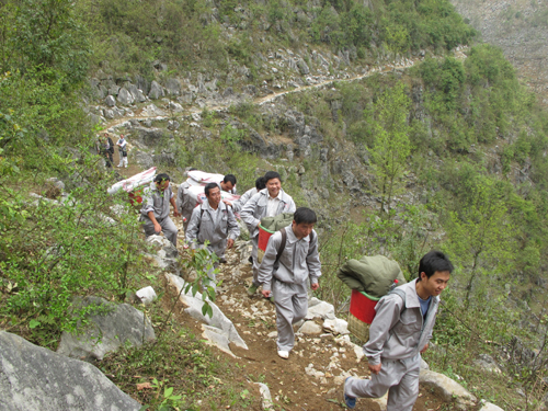 贵州:大山深处的“背篼干部”