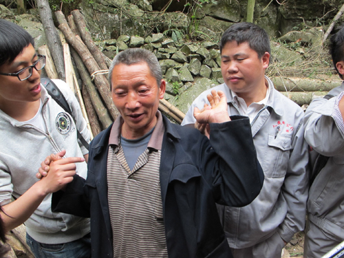 贵州:大山深处的“背篼干部”