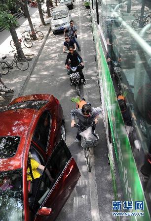 自行车王国的自行车路权需保障