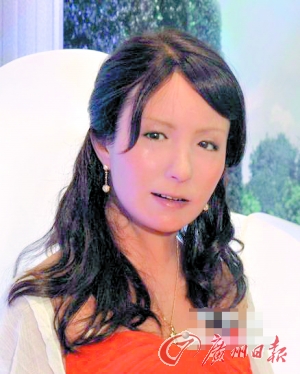 日本最逼真混血美女机器人亮相 表情丰富(图)