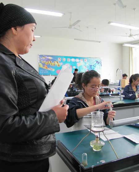和硕县举行2012年4月高中学考2010届生物实验考查