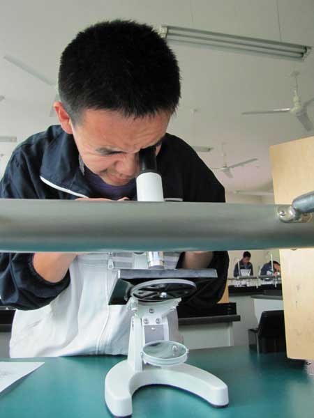 和硕县举行2012年4月高中学考2010届生物实验考查