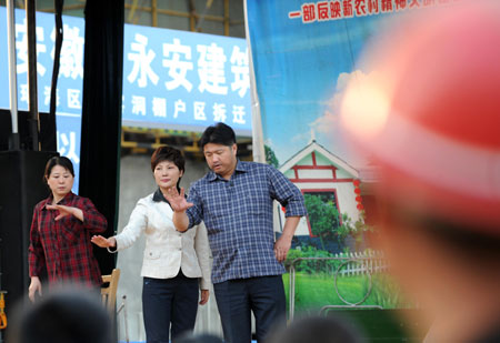 现代庐剧演到了保障房工地