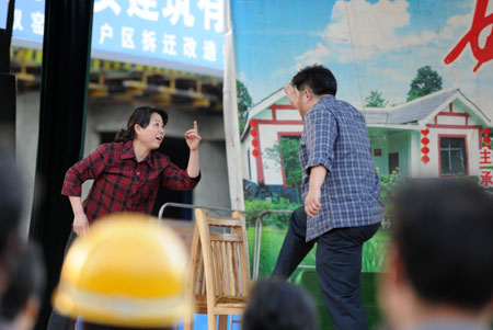 现代庐剧演到了保障房工地