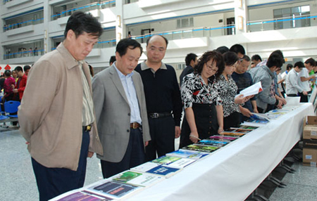 石河子大学李江全教授举办著作展 20年编著30本书