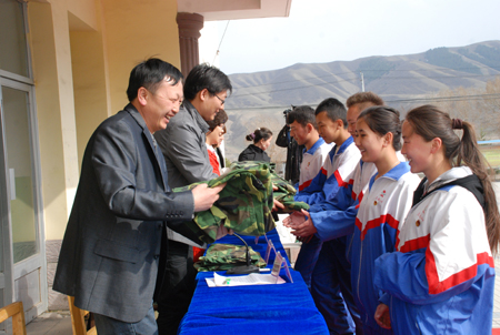 石河子大学志愿者向乌鲁木齐县二中捐献军训服