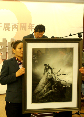 “油城”克拉玛依:爱心义拍助特困