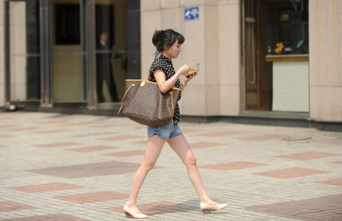 扬州“热浪”来袭 时尚少女街头上演“夏装秀”