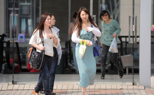 扬州“热浪”来袭 时尚少女街头上演“夏装秀”