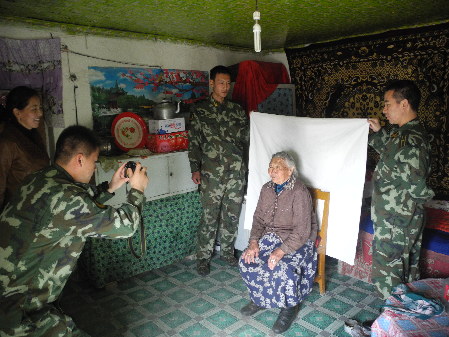 和布克赛尔县莫特格边防派出所民警上门服务取得好评