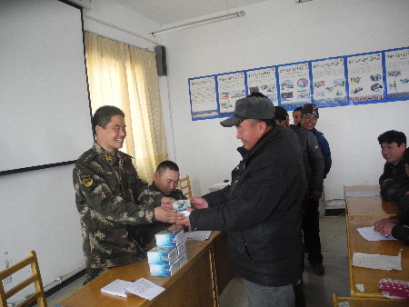 和布克赛尔县:边防派出所为边境前沿牧民群众发放手机