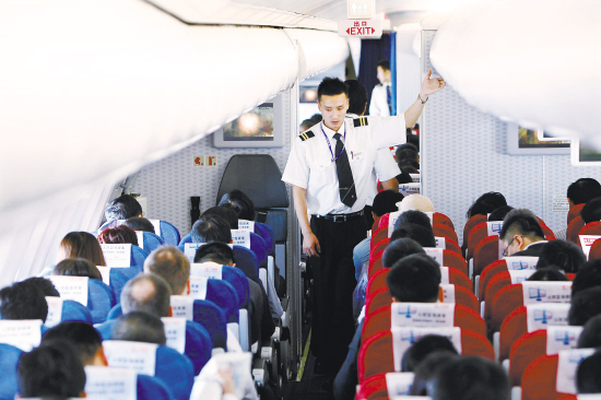 东航“绅士航班”首飞 清一色空少服务获认可
