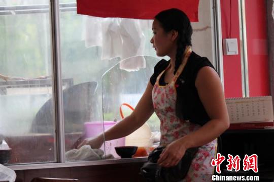 广西举重夫妻退役卖烧卤感动网民（图）
