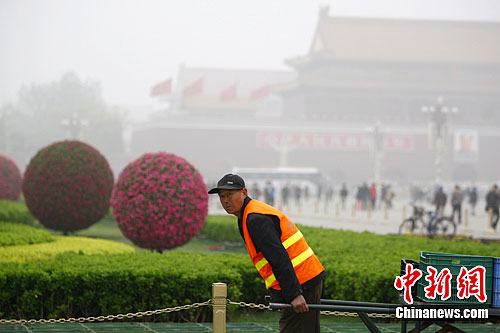天安门广场摆放“五一花坛”(组图)