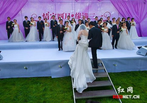 湖南首届网络婚博会：20对新人集体步入婚姻殿堂(图)