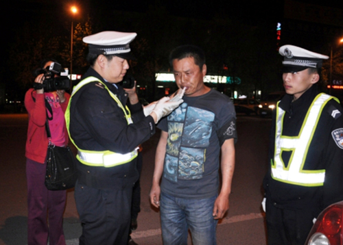 奎屯交警严查酒后驾车 确保道路交通安全