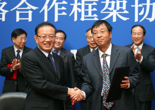 组图：中国日报社与中国国际经济交流中心签署战略合作协议