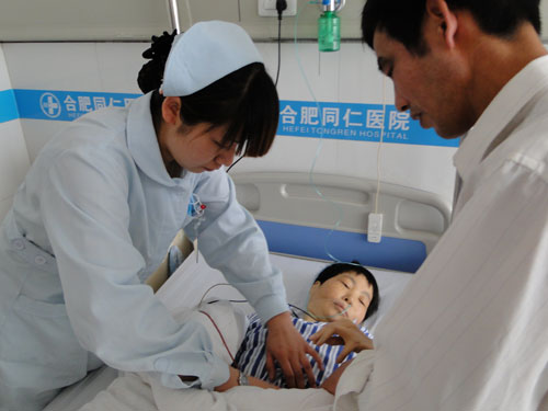 瘫痪女嫁赤脚医生16年后或重新站立