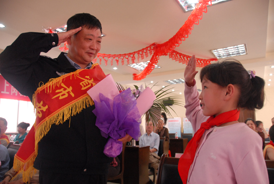 合肥瑶海社区劳模与少先队员结对共建