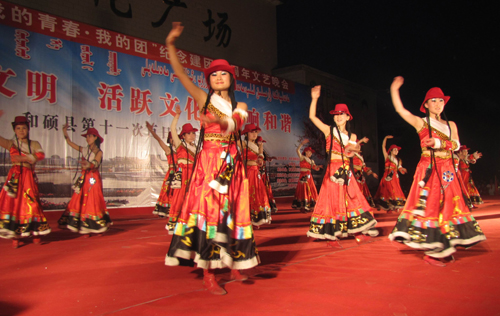和硕县举办纪念建团90周年文艺晚会