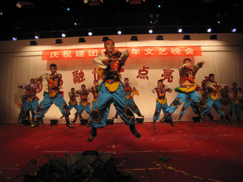 和硕县一中举办庆祝建团90周年文艺晚会
