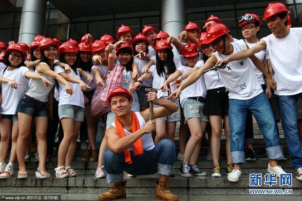 广州：大学生拍“农民工版”毕业照
