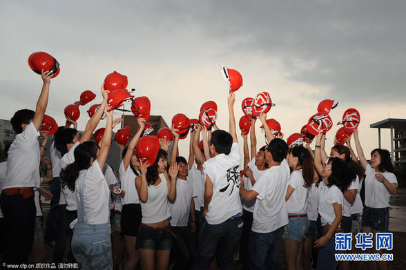 广州：大学生拍“农民工版”毕业照