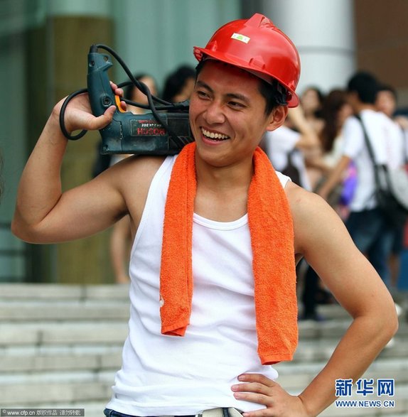 广州：大学生拍“农民工版”毕业照