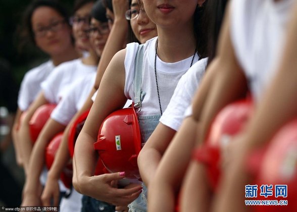 广州：大学生拍“农民工版”毕业照