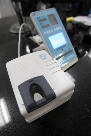 北京将启用电子护照 指纹签名录入芯片