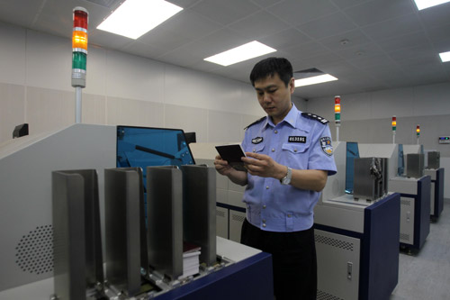 北京将启用电子护照 指纹签名录入芯片
